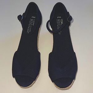TOMS BLACK CANVAS PEEP TOE PLATFORM WEDGE SANDAL/NEVER WORN/SIZE 8.5